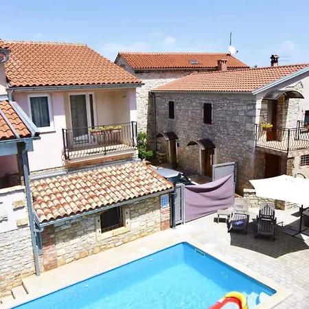 Bright With Shared Pool Bbq In Tar
