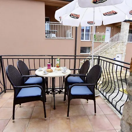 Bright With Shared Pool Bbq In Tar Διαμέρισμα