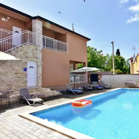 Bright With Shared Pool Bbq In Tar Διαμέρισμα Tar-Vabriga