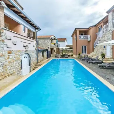 Διαμέρισμα Bright With Shared Pool Bbq In Tar