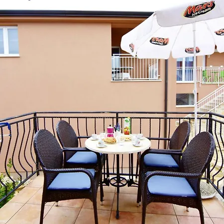 Bright With Shared Pool Bbq In Tar *