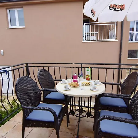 Bright With Shared Pool Bbq In Tar