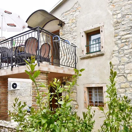 Bright With Shared Pool Bbq In Tar Διαμέρισμα Tar-Vabriga